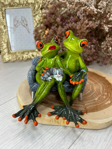 Лягушки на диване с кошкой 